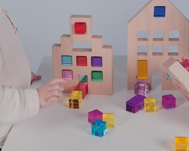 Hus i trä med sensoriska klossar 3 hus
